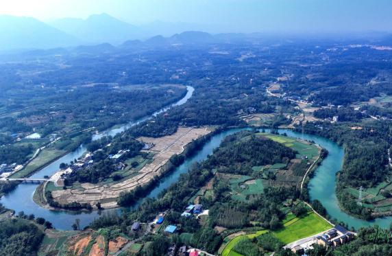 航拍崇陽白霓鎮(zhèn)，水曲如游龍(資料圖)。吳淘淘 攝