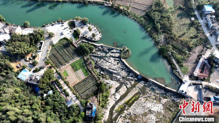 白霓古堰至今仍發(fā)揮著灌溉功能(資料圖)。吳淘淘 攝