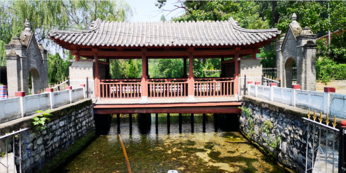 霍泉分水亭及分水鐵柵。