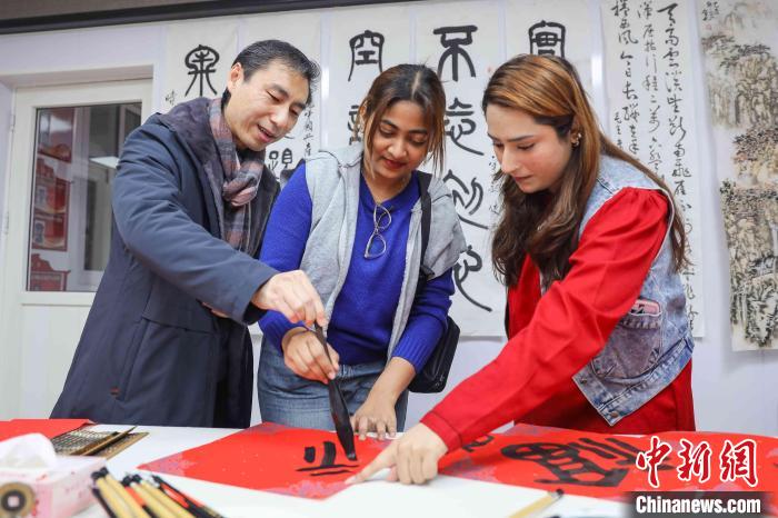 山東青島：外國(guó)友人體驗(yàn)中國(guó)皮影戲感受傳統(tǒng)文化魅力