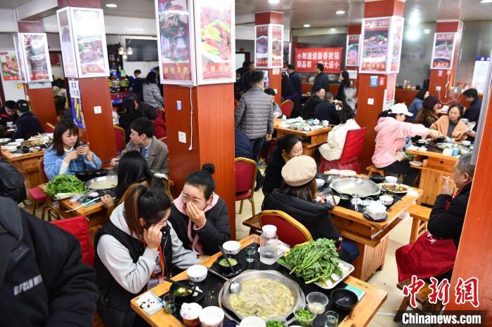 資料圖： 民眾冬至日吃羊肉湯。　張浪 攝