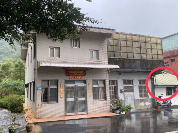 賴清德老家緊鄰的老倉(cāng)庫(kù)（紅圈處）改裝后進(jìn)駐特勤人員