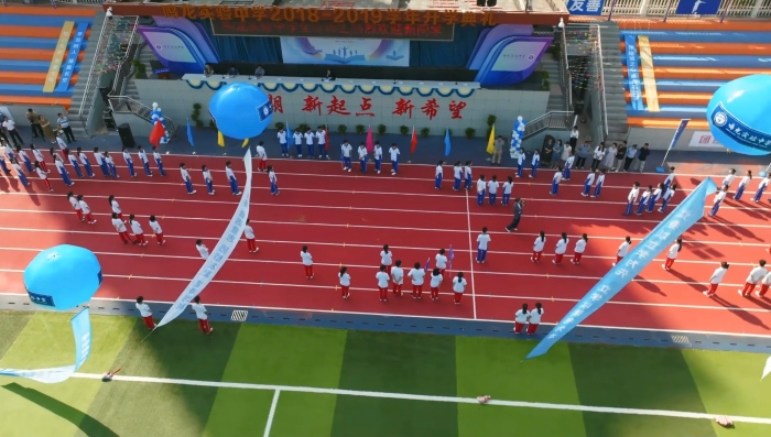 雷鳴為兩校高三學生做測試，結果顯示身穿藍色校服的鳴英中學學生，在許多方面領先于身穿紅色校服的龍海中學的學生。圖片來源：電視劇《鳴龍少年》視頻截圖