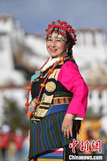 首屆“拉薩服飾周”活動(dòng)在布達(dá)拉宮廣場舉辦