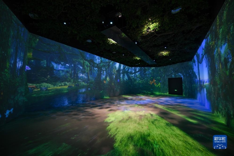 這是7月17日在三星堆博物館新館拍攝的古蜀國(guó)原始環(huán)境的復(fù)原場(chǎng)景。（圖源：新華社）