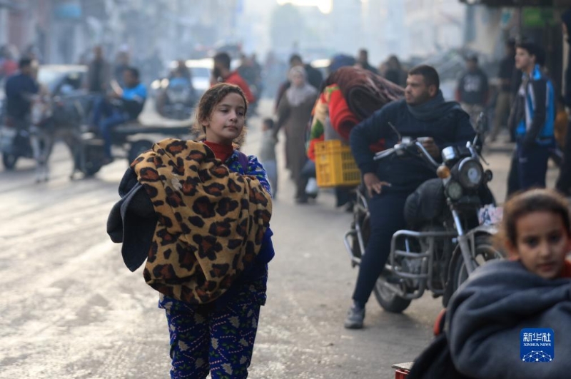 12月1日，在加沙地帶南部城市汗尤尼斯，人們在以軍恢復(fù)軍事行動后逃離家園。（圖源：新華社）