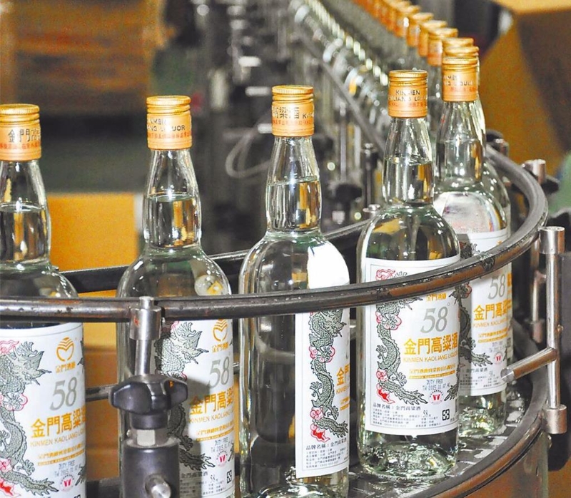 大陸海關(guān)25日放寬“小三通”進(jìn)入廈門(mén)泉州旅客攜帶臺(tái)灣高粱酒數(shù)量，國(guó)臺(tái)辦表示支持。（示意圖／本報(bào)資料照） 圖片來(lái)源：臺(tái)灣“中時(shí)新聞網(wǎng)”.jpg