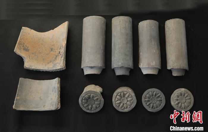2023年鄴城遺址東魏北齊宮城區(qū)考古出土的瓦件。(河北省文物考古研究院供圖).jpeg