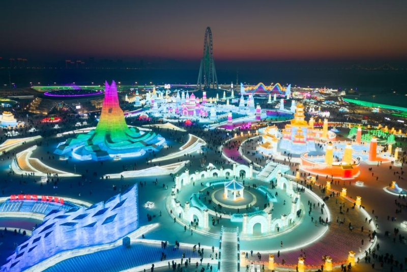 游客在哈爾濱冰雪大世界園區(qū)內(nèi)游玩（無人機照片，1月9日攝）。新華社記者 張濤 攝