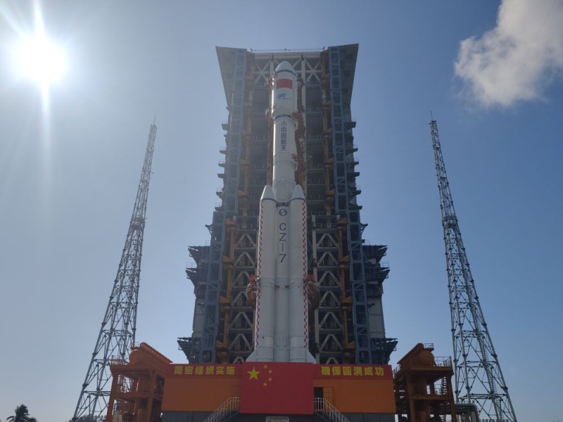 1月15日，天舟七號貨運飛船與長征七號遙八運載火箭組合體垂直轉(zhuǎn)運至發(fā)射區(qū)。（圖源：新華社）