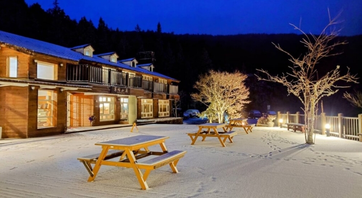 位在宜蘭縣內(nèi)的太平山森林游樂區(qū)23日凌晨開始下雪，園區(qū)翠峰山屋前一片雪白。圖片來源：臺灣“中央社”。