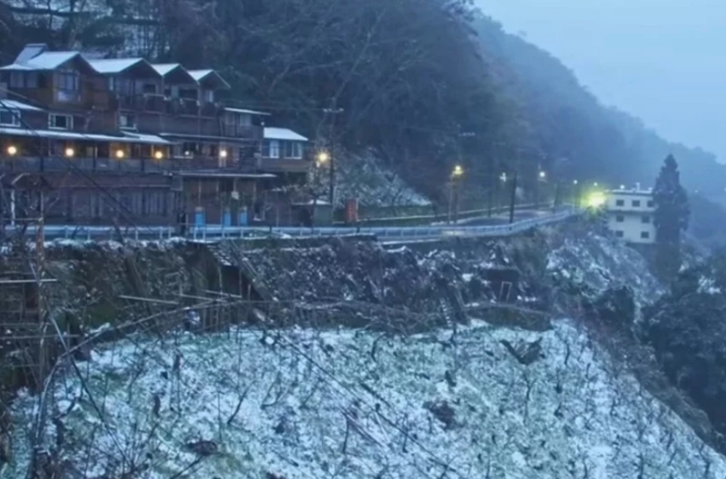 桃園市觀光旅游局22日新啟用的“上巴陵實時影像”的鏡頭下，現(xiàn)場呈現(xiàn)雪景。圖片來源：桃園市觀光旅游局。