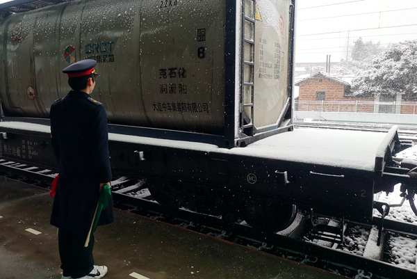 資溪站助理值班員正在崗位監(jiān)視列車運(yùn)行狀態(tài)，確保列車運(yùn)行安全