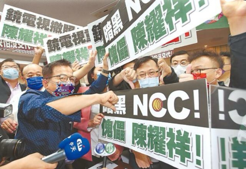 圖為臺灣“通訊傳播委員會”負責人陳耀祥2022年10月到臺立法機構(gòu)專案報告鏡電視爭議。（圖源：臺灣“中時新聞網(wǎng)”）