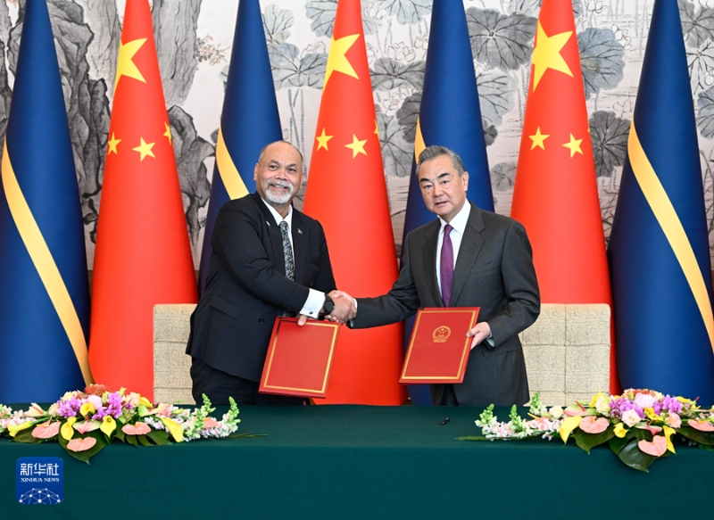 1月24日，中共中央政治局委員、外交部長王毅在北京同瑙魯外長安格明舉行會談并簽署《中華人民共和國和瑙魯共和國關(guān)于恢復(fù)外交關(guān)系的聯(lián)合公報》。新華社記者 申宏 攝