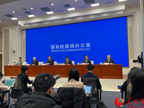 國(guó)新辦舉行金融服務(wù)經(jīng)濟(jì)社會(huì)高質(zhì)量發(fā)展新聞發(fā)布會(huì)。人民網(wǎng)記者 杜燕飛攝