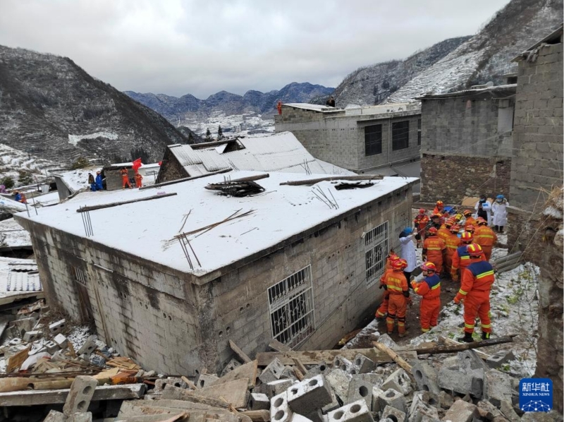1月22日在云南省昭通市鎮(zhèn)雄縣塘房鎮(zhèn)涼水村拍攝的救援現(xiàn)場。新華社發(fā)