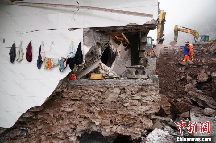 1月23日，云南省昭通市鎮(zhèn)雄縣塘房鎮(zhèn)涼水村山體滑坡現(xiàn)場被損壞的房屋。中新社記者 劉冉陽 攝