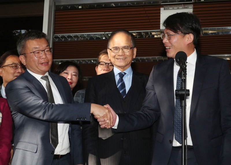 民進黨立法院正副院長參選人游錫堃（中）及蔡其昌（左）29日拜會民眾黨立法院黨團。（資料照，劉宗龍攝）