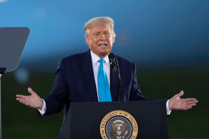 這是2020年9月3日美國時任總統(tǒng)特朗普在美國賓夕法尼亞州拉特羅布參加競選集會的資料照片。（圖源：新華社）