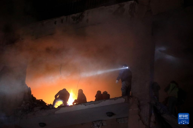 1月2日，救援人員在黎巴嫩貝魯特南郊的以色列無人機襲擊現(xiàn)場工作。（圖源：新華社）