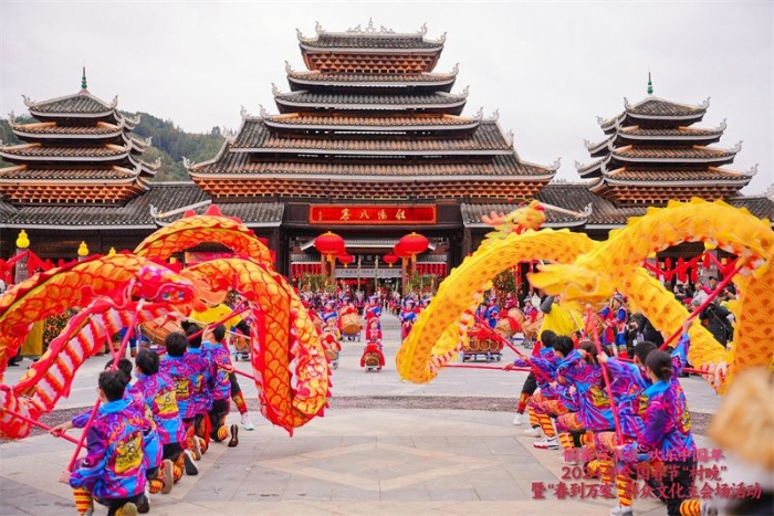 新春走基層丨在中國(guó)最大的侗寨看“村晚”、吃百家宴，唱響美好山鄉(xiāng)