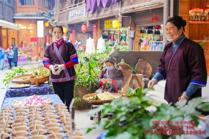 新春走基層丨在中國(guó)最大的侗寨看“村晚”、吃百家宴，唱響美好山鄉(xiāng)