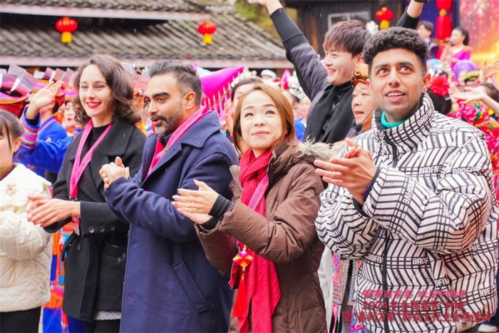 新春走基層丨在中國(guó)最大的侗寨看“村晚”、吃百家宴，唱響美好山鄉(xiāng)