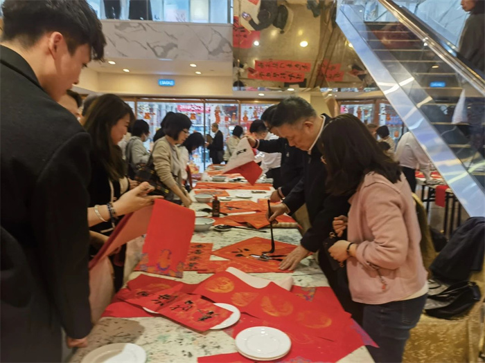 書法家們揮毫寫揮春、送祝福活動(dòng)現(xiàn)場(chǎng)。（主辦方供圖）