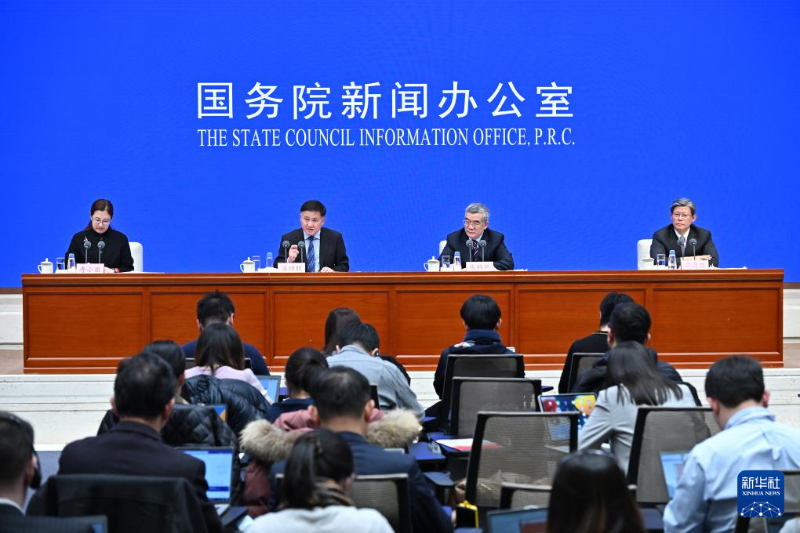 1月24日，國務(wù)院新聞辦公室在北京舉行新聞發(fā)布會，請中國人民銀行行長潘功勝，中國人民銀行副行長、國家外匯管理局局長朱鶴新，中國人民銀行副行長宣昌能介紹貫徹落實中央經(jīng)濟工作會議部署、金融服務(wù)實體經(jīng)濟高質(zhì)量發(fā)展情況，并答記者問。（圖源：新華社）