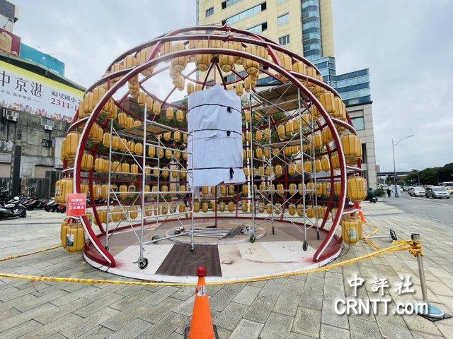位在臺(tái)北市北門展區(qū)的上海燈飾正在布置中，17日將亮相