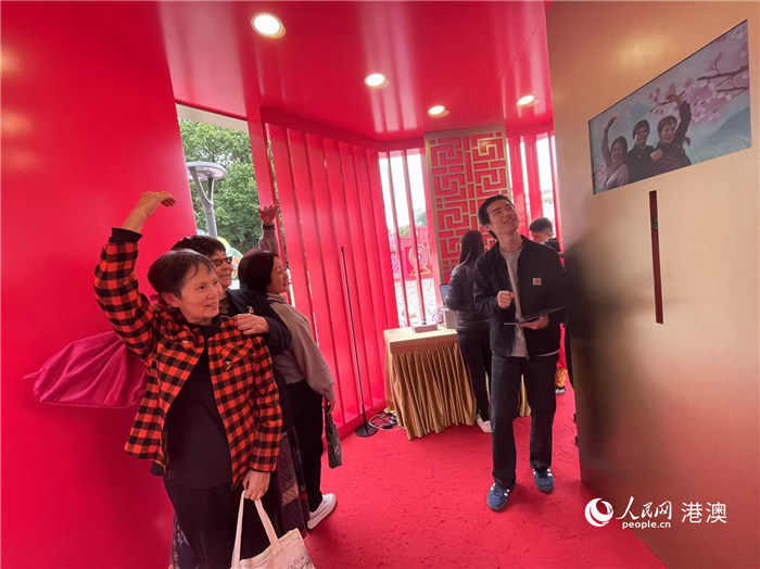 圖為最受歡迎的A.I.互動(dòng)主題照相館，人們爭(zhēng)相拍照留念。人民網(wǎng)記者 富子梅攝