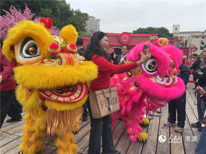 圖為歡鬧的舞獅為活動(dòng)現(xiàn)場(chǎng)增添喜慶氣氛。人民網(wǎng)記者 富子梅