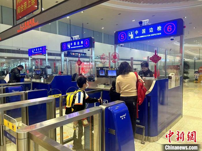 2月17日，廈門邊檢總站高崎邊檢站為臺胞辦理入境手續(xù)。(高崎邊檢供圖)