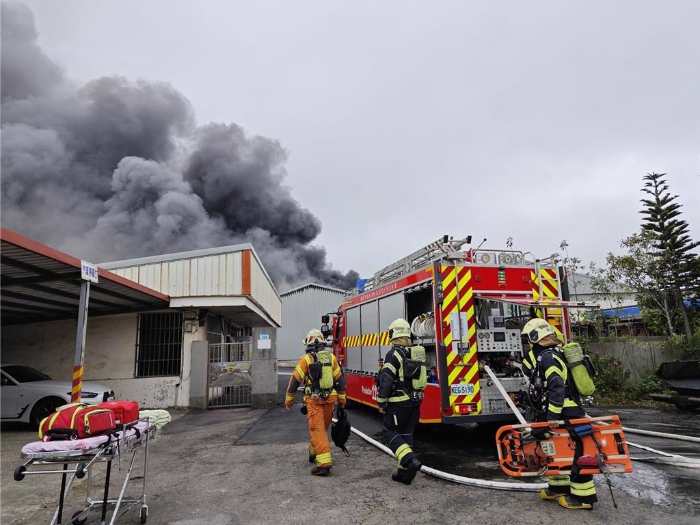桃園平鎮(zhèn)物流倉(cāng)儲(chǔ)火警，無(wú)人受困消防員全力灌救中。(呂筱蟬攝)