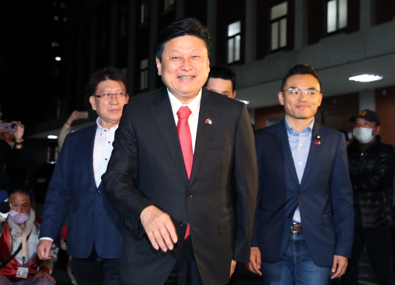 臺(tái)立法機(jī)構(gòu)國(guó)民黨團(tuán)書記長(zhǎng)洪孟楷（右起）、總召傅崐萁、首席副書記長(zhǎng)林思銘22日前往臺(tái)立法機(jī)構(gòu)康園與民眾黨主席柯文哲及黨團(tuán)三長(zhǎng)餐敘。（圖源：臺(tái)灣“中時(shí)新聞網(wǎng)”）