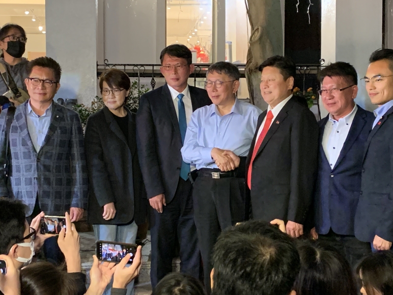 民眾黨主席柯文哲帶隊民眾黨團和國民黨團餐敘。（圖源：臺灣《聯(lián)合報》）