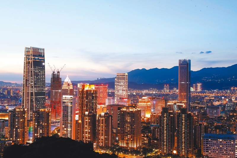 民生用電價(jià)格恐不分級(jí)距全面調(diào)升，且用愈多漲幅愈大。圖為入夜后，臺(tái)北市區(qū)萬(wàn)家燈火。（本報(bào)資料照片）