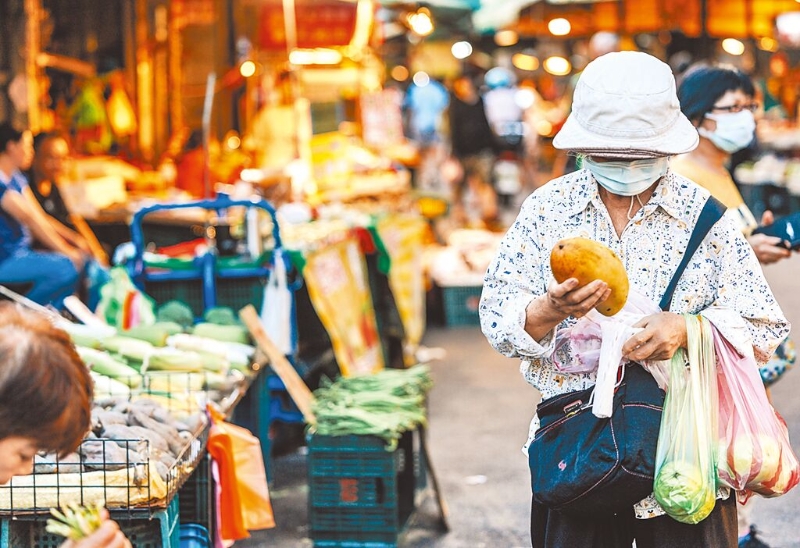 電價(jià)喊漲，通膨恐再惡化。圖為民眾逛菜市場(chǎng)采買。（本報(bào)資料照片）