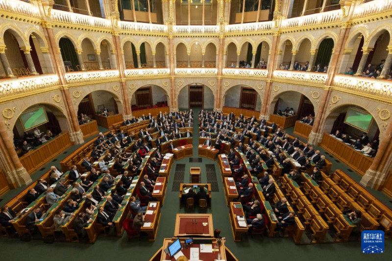 這是2月26日在匈牙利布達(dá)佩斯拍攝的匈牙利國(guó)會(huì)春季會(huì)議。（圖源：新華社）