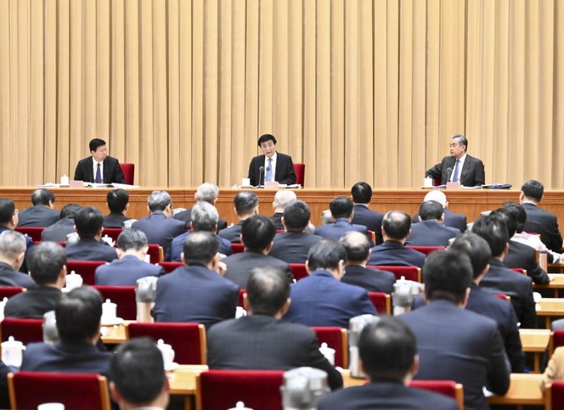 2月22日至23日，2024年對(duì)臺(tái)工作會(huì)議在北京召開。中共中央政治局常委、全國政協(xié)主席王滬寧出席并講話。新華社記者 燕雁 攝.jpg