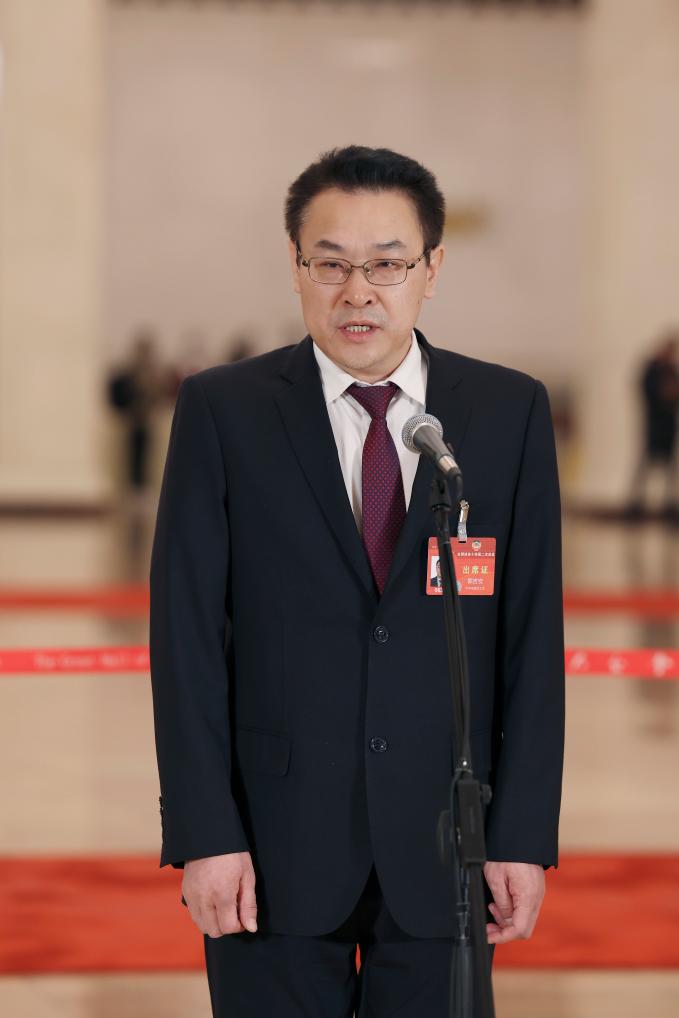 3月4日，全國政協(xié)十四屆二次會議首場“委員通道”集體采訪活動在北京人民大會堂舉行。這是全國政協(xié)委員郭吉安接受媒體采訪。（圖源：新華社）