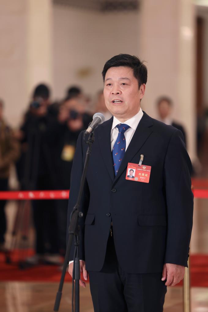 3月4日，全國政協(xié)十四屆二次會議首場“委員通道”集體采訪活動在北京人民大會堂舉行。這是全國政協(xié)委員韓保江接受媒體采訪。（圖源：新華社）