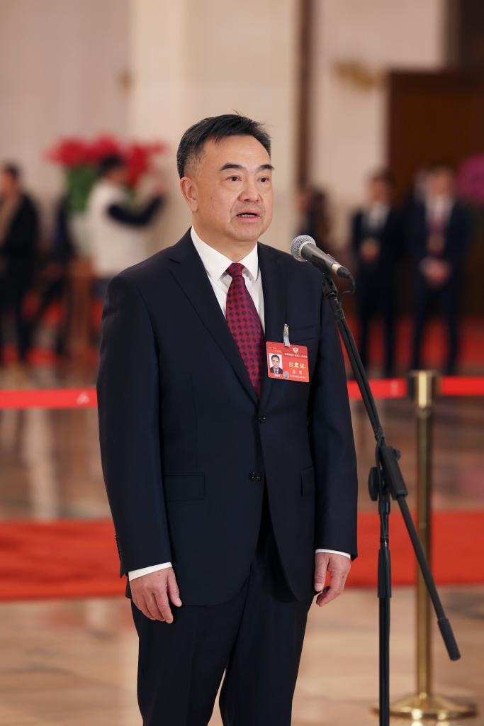 3月4日，全國政協(xié)十四屆二次會議首場“委員通道”集體采訪活動在北京人民大會堂舉行。這是全國政協(xié)委員莫榮接受媒體采訪。（圖源：新華社）