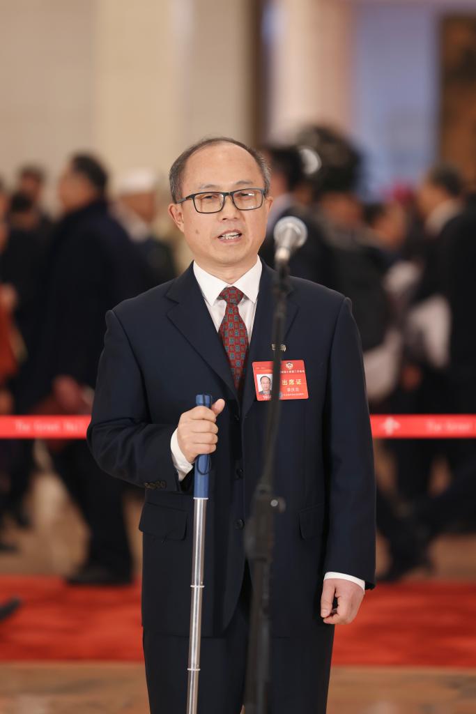3月4日，全國政協(xié)十四屆二次會議首場“委員通道”集體采訪活動在北京人民大會堂舉行。這是全國政協(xié)委員李慶忠接受媒體采訪。（圖源：新華社）