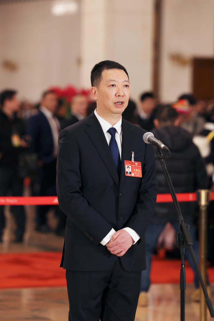 3月4日，全國政協(xié)十四屆二次會議首場“委員通道”集體采訪活動在北京人民大會堂舉行。這是全國政協(xié)委員鄭鈜接受媒體采訪。（圖源：新華社）