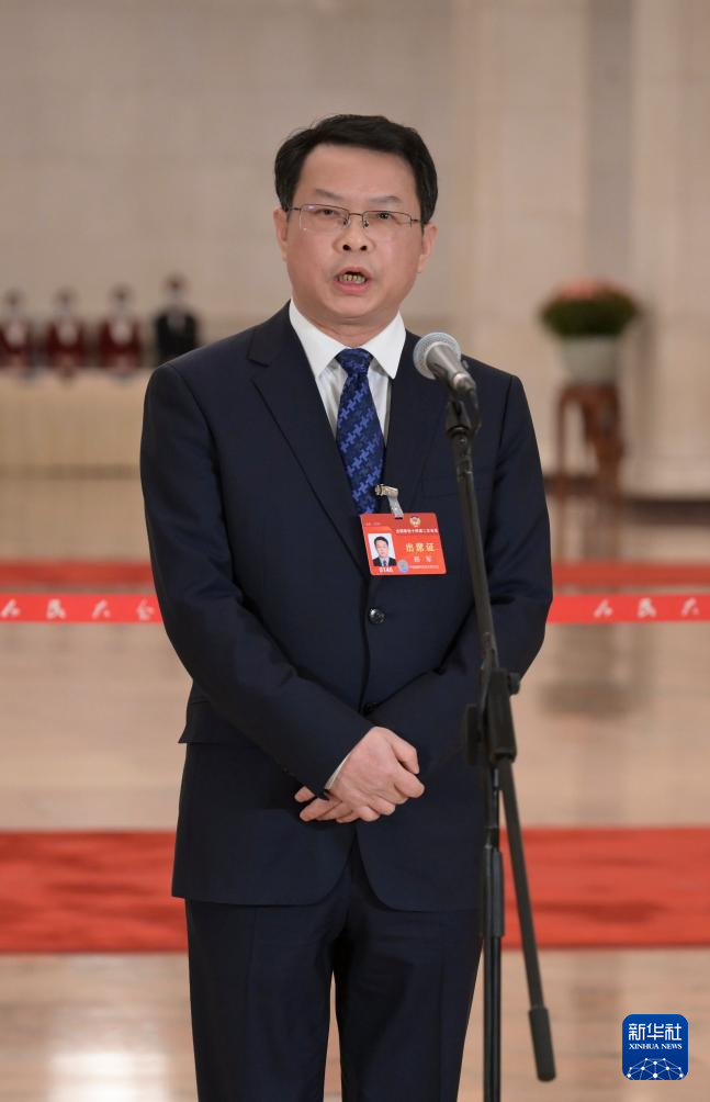 3月7日，全國政協(xié)十四屆二次會議第二場“委員通道”集體采訪活動在北京人民大會堂舉行。這是全國政協(xié)委員鄭軍接受記者采訪。（圖源：新華社）