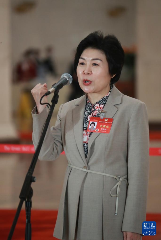 3月7日，全國政協(xié)十四屆二次會議第二場“委員通道”集體采訪活動在北京人民大會堂舉行。這是全國政協(xié)委員張海華接受記者采訪。（圖源：新華社）