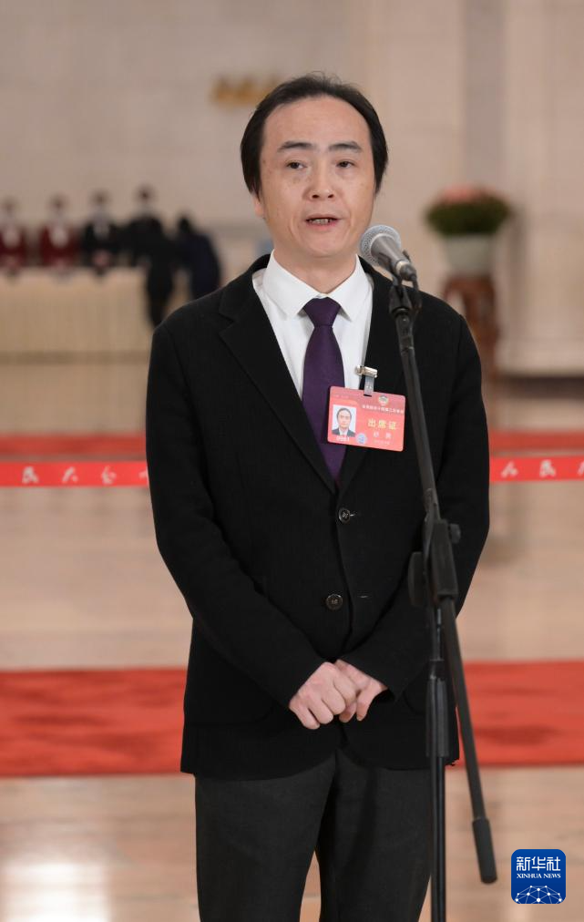 3月7日，全國政協(xié)十四屆二次會議第二場“委員通道”集體采訪活動在北京人民大會堂舉行。這是全國政協(xié)委員舒勇接受媒體采訪。（圖源：新華社）