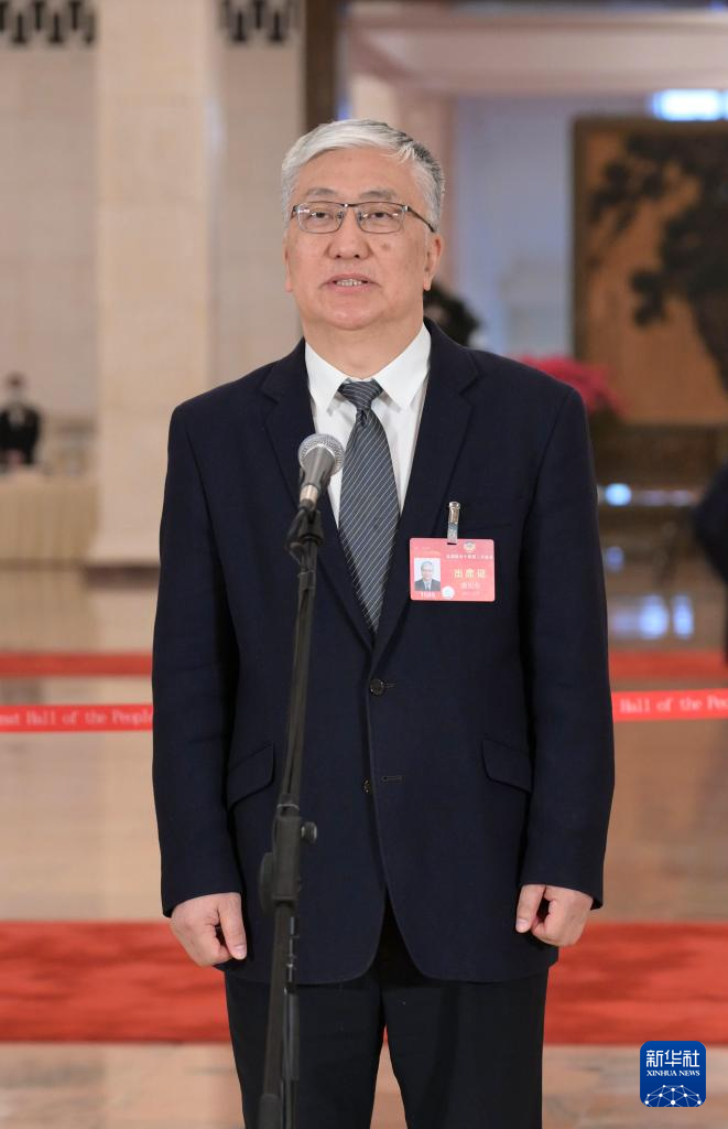 3月7日，全國政協(xié)十四屆二次會議第二場“委員通道”集體采訪活動在北京人民大會堂舉行。這是全國政協(xié)委員唐旭東接受媒體采訪。（圖源：新華社）